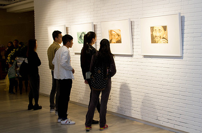 王華祥版畫展亮相愛慕美術館 回溯版畫之路，呈現藝術探索